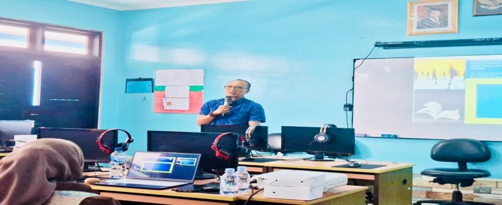 Drs. Ida Bagus Ketut Sudiasa, M.Sn. memberikan pembekalan teori