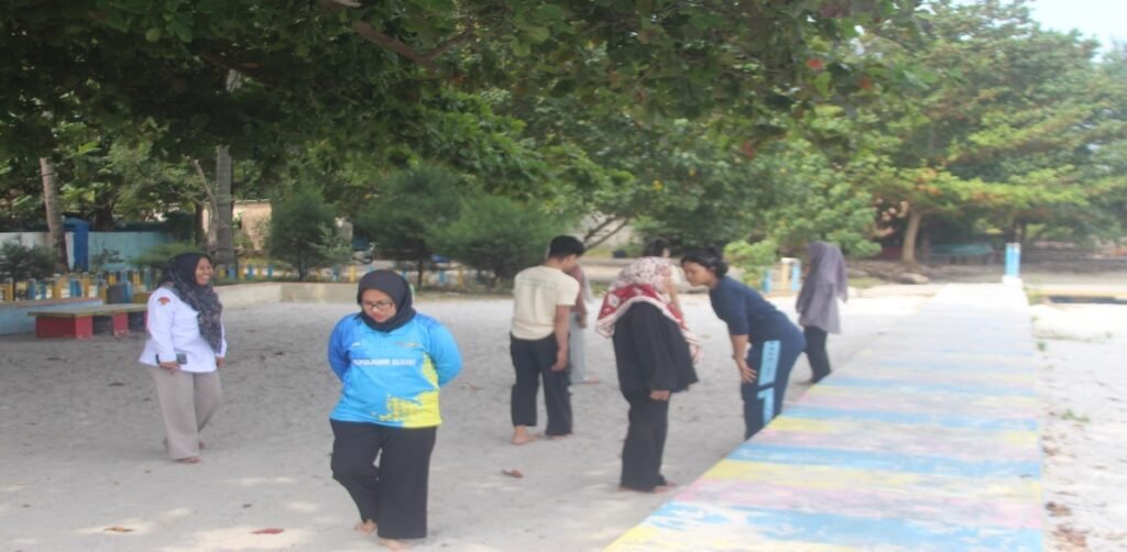 Foto. Eksplorasi atau penjajakan lingkungan sebagai stimulus untuk menentukan tema yang akan dibuat. (IBKS, 2026)