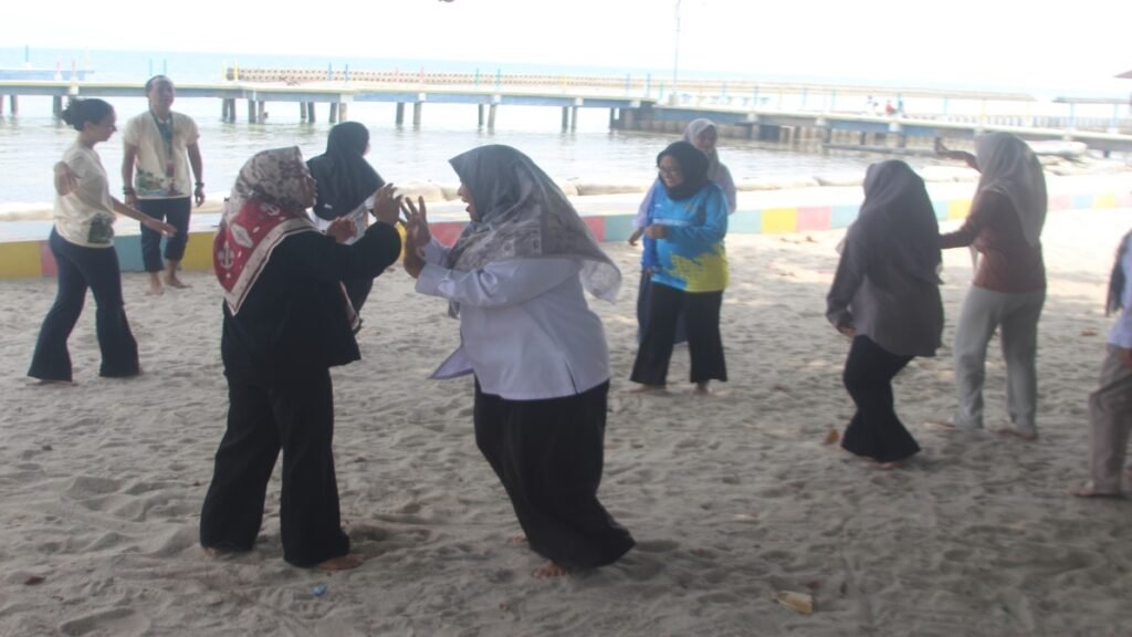 Foto. Peserta melakukan improvisasi gerak tari berdasarkan stimulus yang diperoleh selama eksplorasi. (IBKS, 2026)