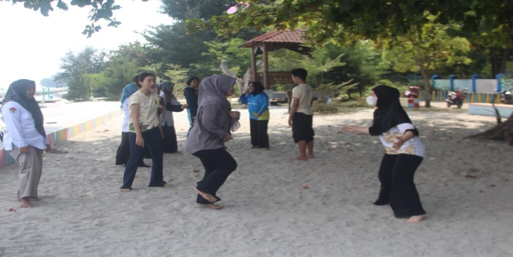 Foto. Drs. Ida Bagus Ketut Sudiasa, M.Sn. memberikan evaluasi terhadap hasil penyusunan struktur gerak setiap kelompok. (IBKS, 2026.)