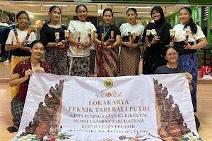 Read more about the article Pelatih Sucitta Art Belajar Tari Bali, Detail Kecil Ternyata Bikin Gerak Berbeda